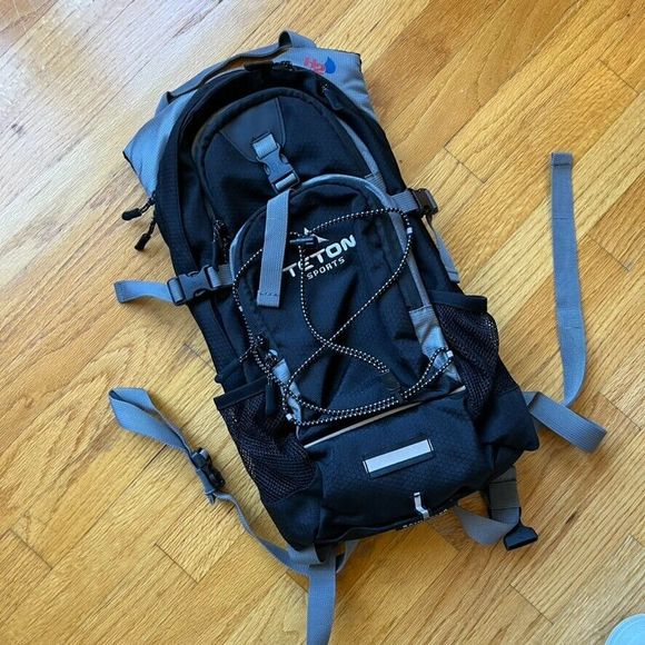 TETON Sports Oasis 18 Hydration Backpack Black Hiking Running Travel - Picture 4 of 5